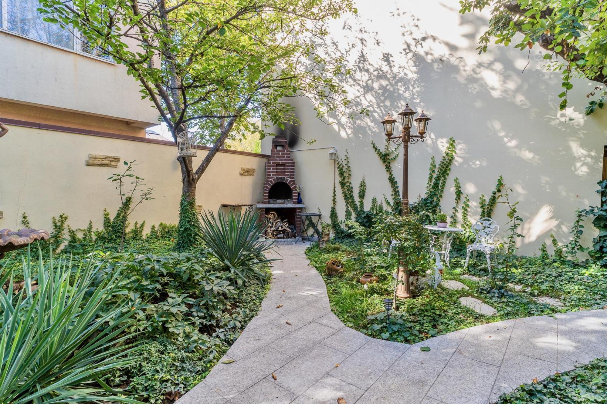 Luxurious Villa With Lush Garden And Huge Terrace Near Herastrau Park Bucureşti Eksteriør bilde
